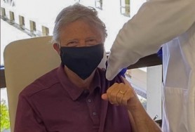 După ce a investit 350 de milioane de dolari pentru serul anti-Covid, Bill Gates s-a vaccinat